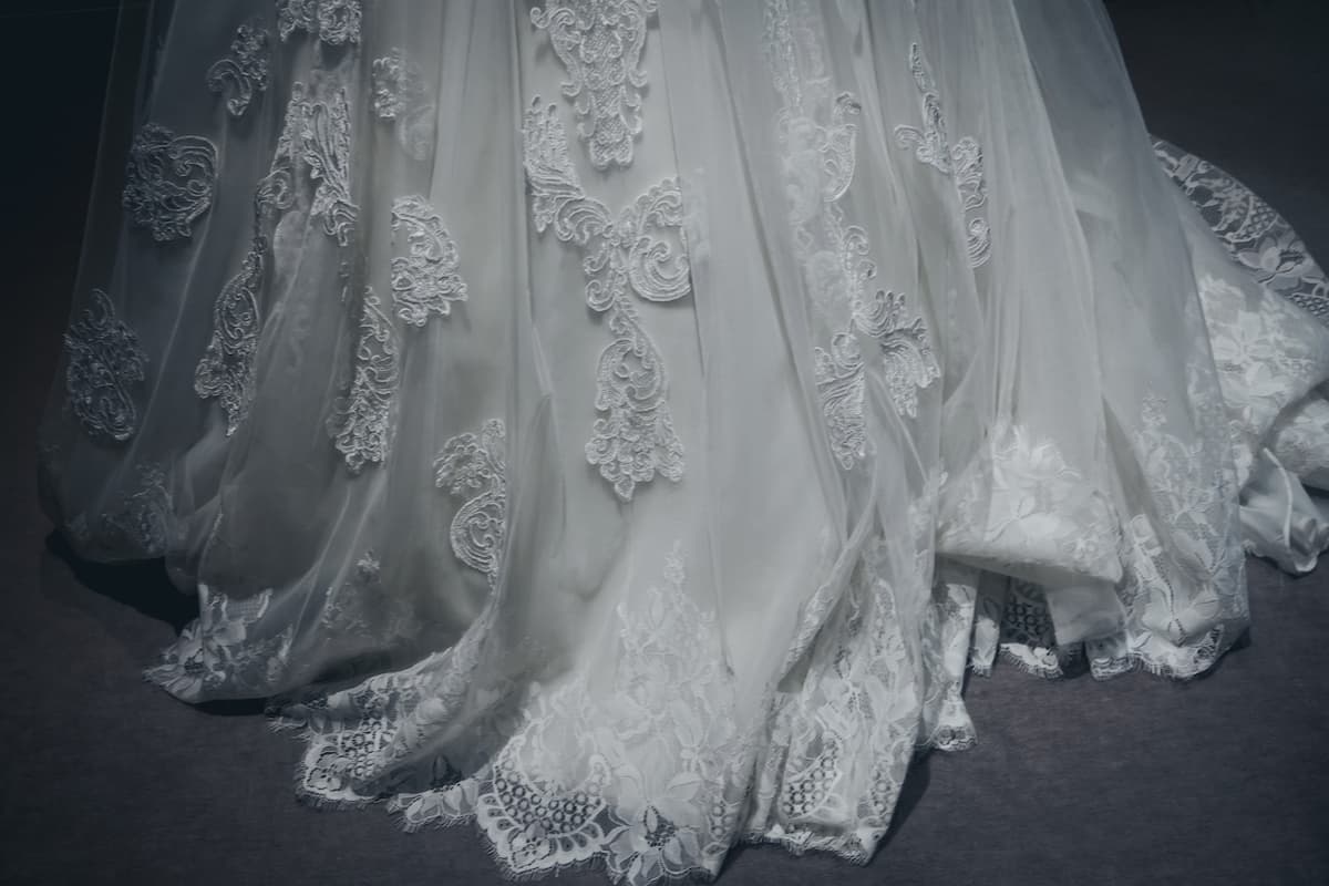 ウェディングドレスの破損トラブルとその対策法 - 結婚式保険比較note